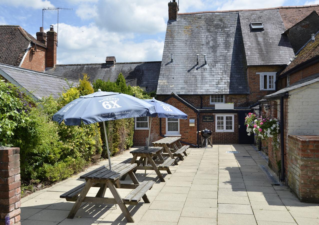 ホテル The Antelope At Upavon エクステリア 写真