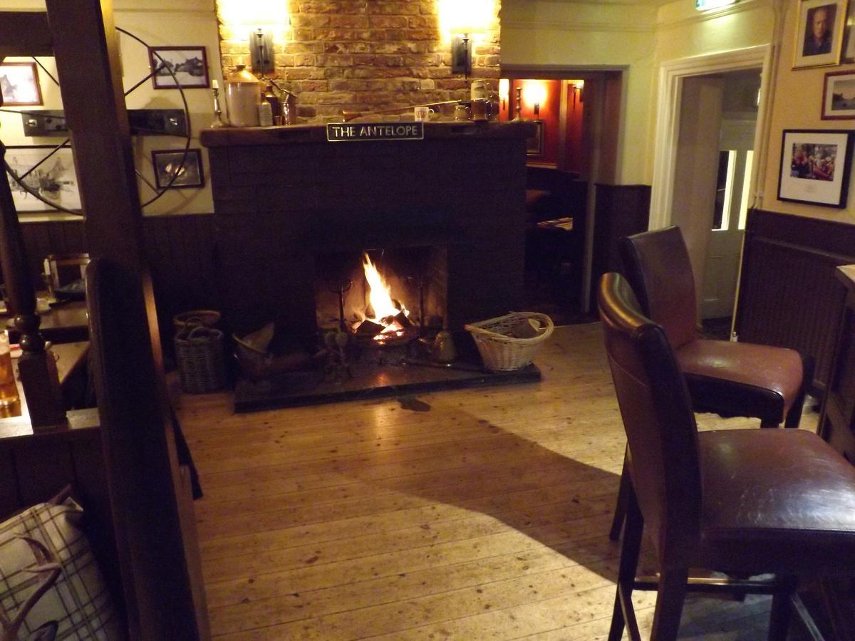 ホテル The Antelope At Upavon エクステリア 写真